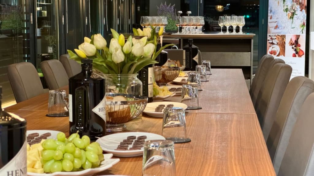 Rum Tasting in Dresden-Kursraum Kursraum für das Rum Tasting mit gedecktem Tisch. Käse, Weintrauben und Schokolade sind vorbereitet.