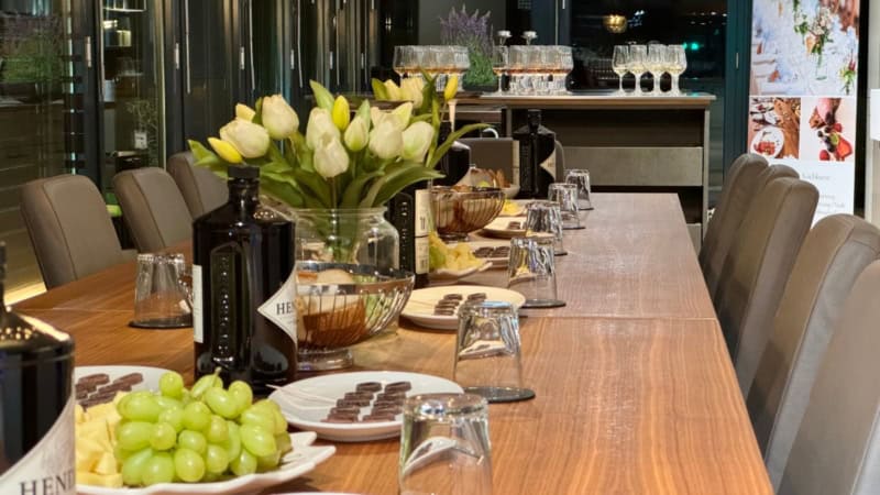 Kursraum für das Rum Tasting mit gedecktem Tisch. Käse, Weintrauben und Schokolade sind vorbereitet.