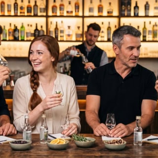 Personen beim Gin Tasting in Dresden - gemeinsames Verkosten