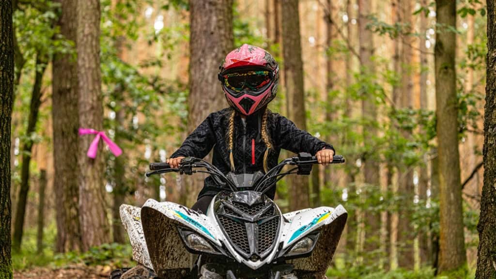 AdventureLand_Kinderquad4_komprimiert Mädchen fährt auf Quad durch den Wald