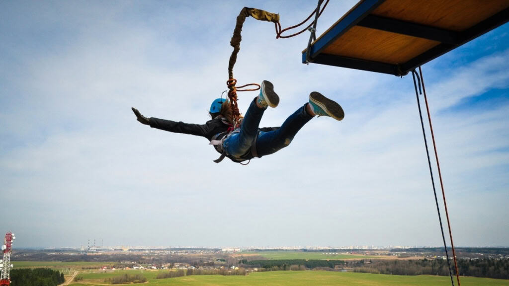 Bungee Jumping Eine Frau springt beim Bungee Jumping.