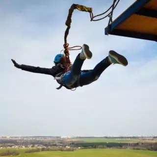 Eine Frau springt beim Bungee Jumping.