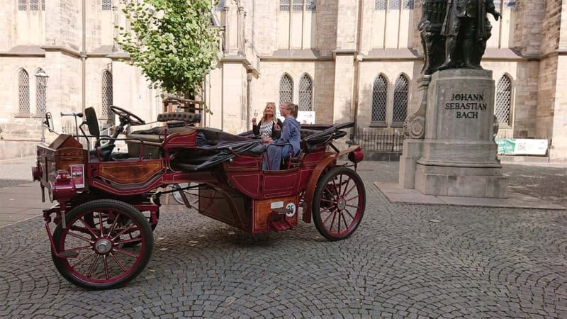 Zwei Frauen sitzen in der E-Kutsche bei einer Musiktour durch Leipzig.