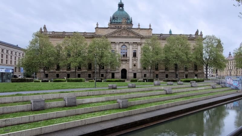 Ein historisches Gebäude in Leipzig - Rundfahrt mit der elektrischen Kutsche in Leipzig - Klassische Musiktour