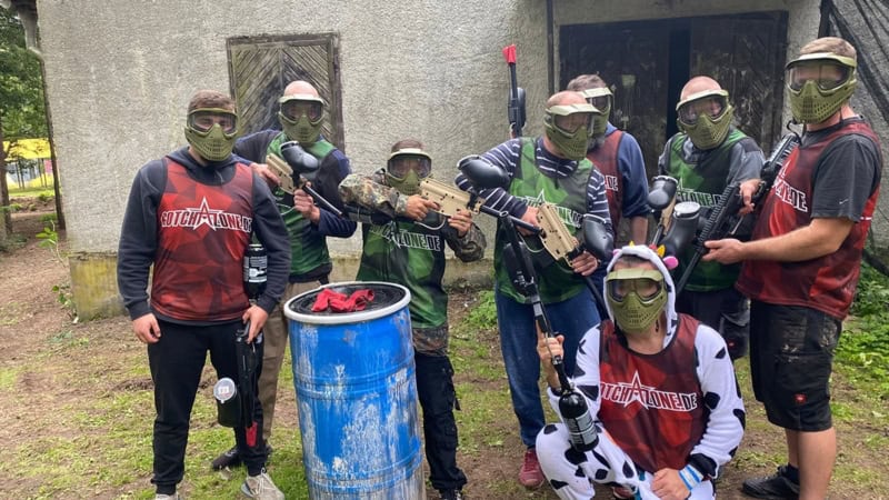 Gruppenfoto von zwei Paintballteams