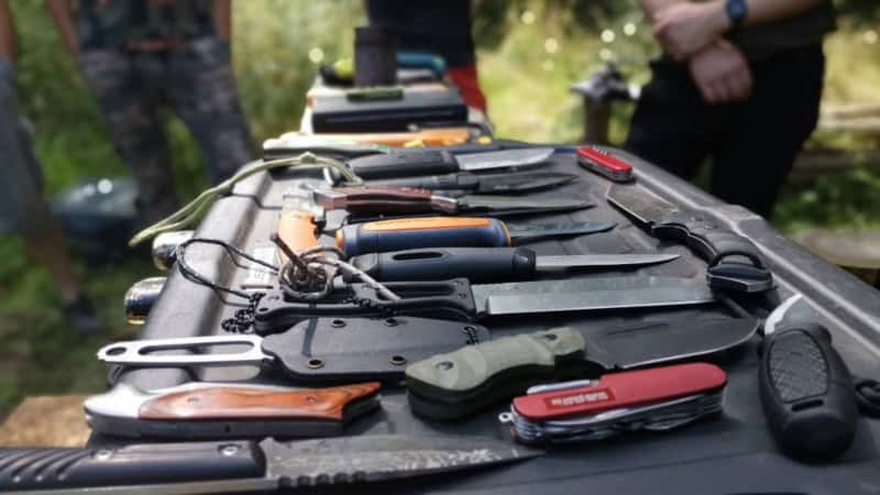 Messer und Werkzeug für ein Bushcraft Camp in Brandenburg. Survival Training in der Wildnis.