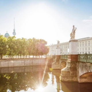 Stadtführung durch das in Berlin. Blick über eine Brücke.