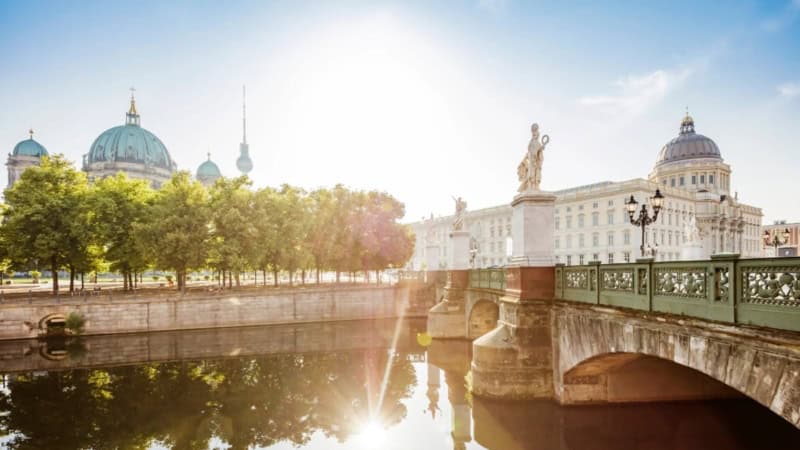 Stadtführung durch das in Berlin. Blick über eine Brücke.