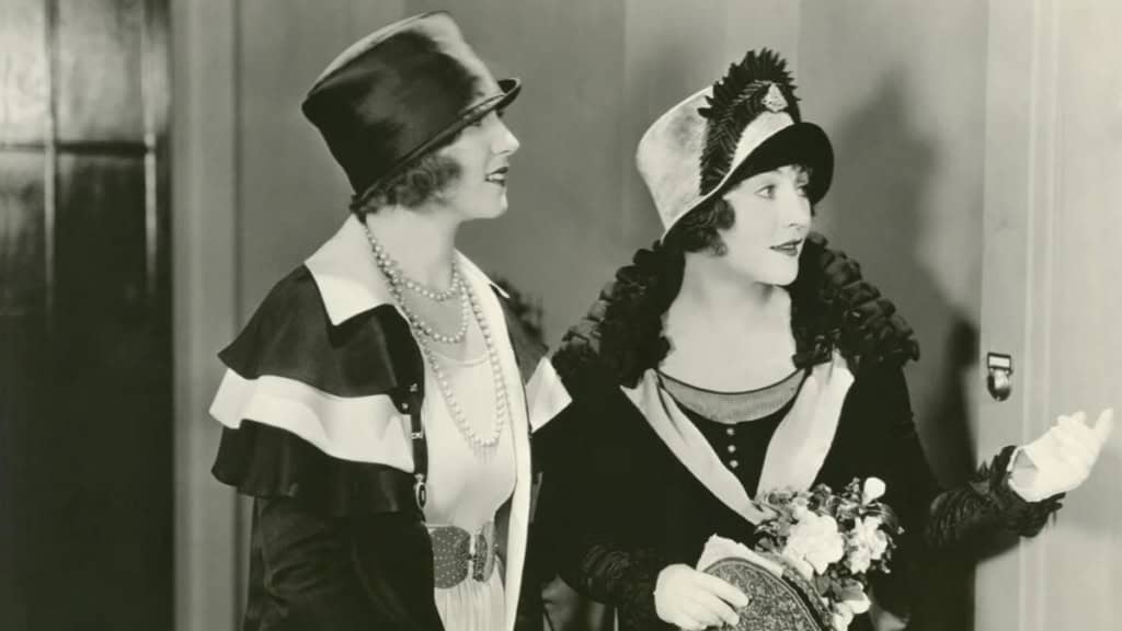 Stadtführung Berlin - Modemetropole-2 Frauen Zwei elegante Frauen in Berliner Mode der 1920er Jahre in schwarz weiß.