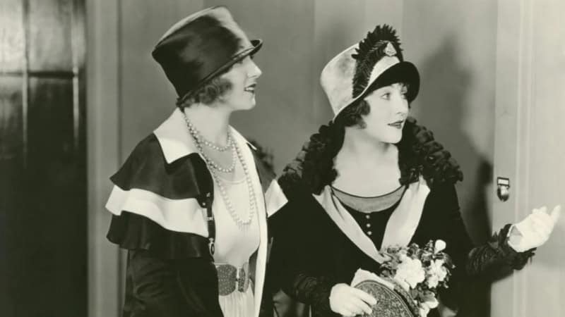 Zwei elegante Frauen in Berliner Mode der 1920er Jahre in schwarz weiß.