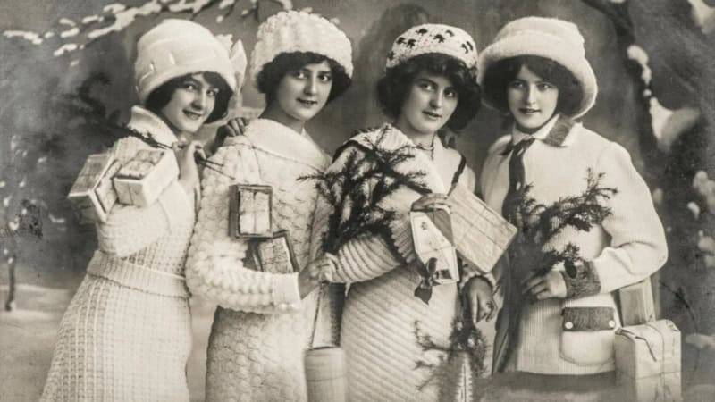 Vier Frauen in winterlicher Mode der 1920er Jahre in schwarz weiß.