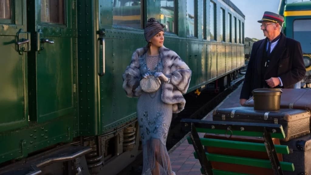 Stadtführung Berlin - Modemetropole-Zug Elegant gekleidete Frau im Stil der 1920er Jahre steigt in historischen Zug ein.