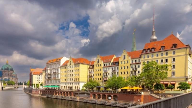 Blick auf Wohngebäude in der Nähe des Nikolaiviertels - Stadtführung in Berlin.