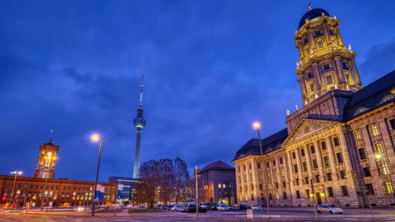 Historisches Nikolaiviertel am Abend mit Fernsehturm im Hintergrund.