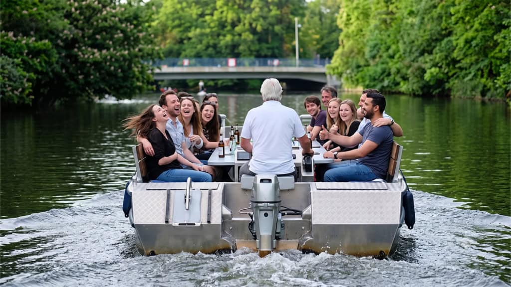 kleinvenedigtour Gruppe von Menschen fährt auf einem Motorboot auf eine Brücke zu