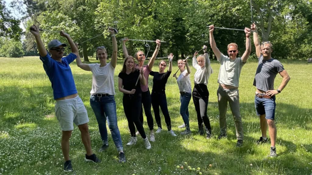teamrallye_leipzig2 Team steht in einer Reihe und jubelt glücklich