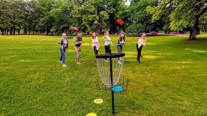Gruppe wirft Frisbees auf ein Ziel