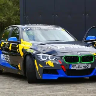 Blau-schwarzer BMW F30 330i von vorne mit offener Fahrertür.