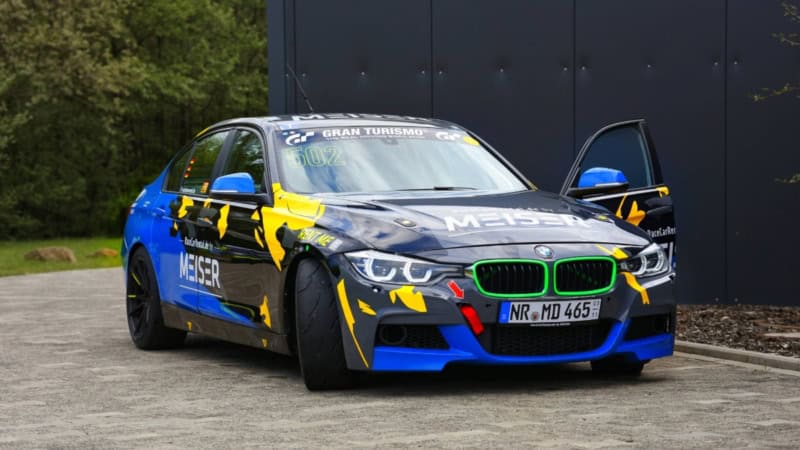 Blau-schwarzer BMW F30 330i von vorne mit offener Fahrertür.
