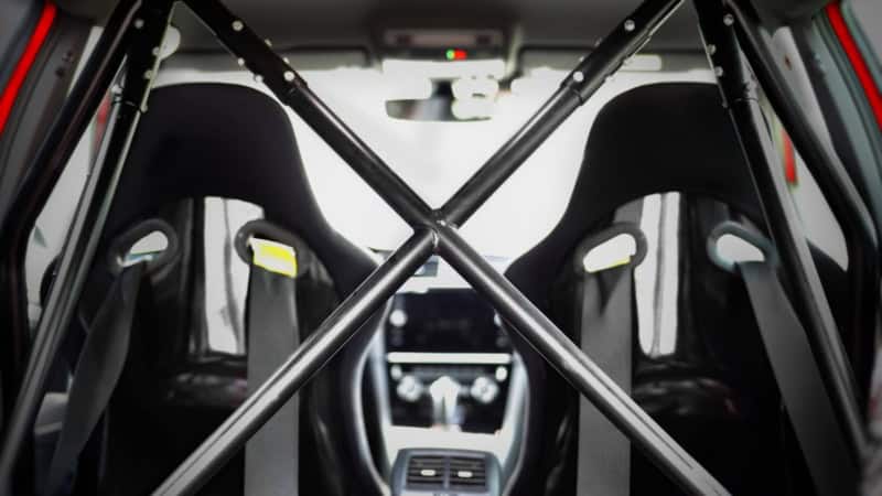 Innenraum eines VW Golf 7 GTI mit Überrollkäfig und Schalensitzen.
