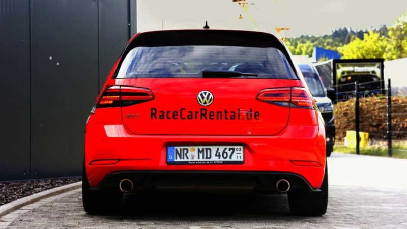 Roter VW Golf 7 GTI von hinten.