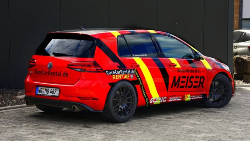 Roter VW Golf 7 GTI mit seitlicher Rennwagen Folierung.