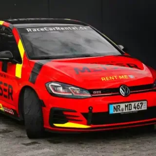Ein VW Golf 7 GTI von vorne. Der Rennwagen ist bereit auf den Nürburgring gefahren zu werden.