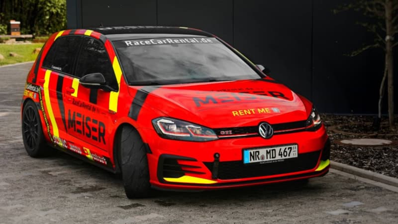 Ein VW Golf 7 GTI von vorne. Der Rennwagen ist bereit auf den Nürburgring gefahren zu werden.