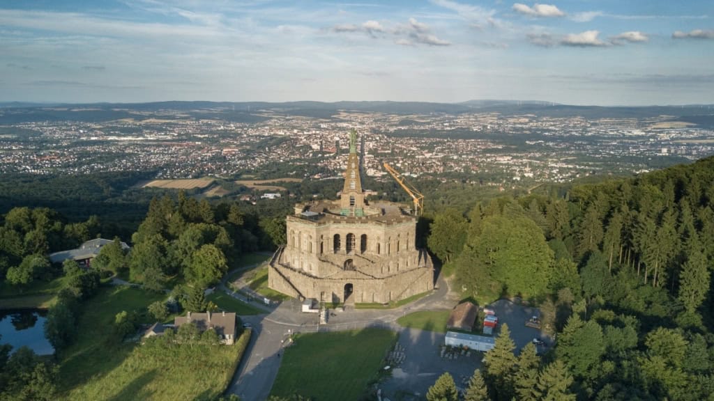 kassel_stadtführung Dronenansicht von Herkules im Bergpark in Kassel