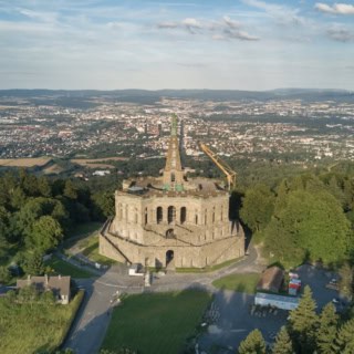 Dronenansicht von Herkules im Bergpark in Kassel