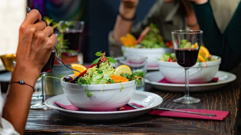 Nahaufnahme von Gruppe, die verschiedene Essen in einem Restaurant verkosten
