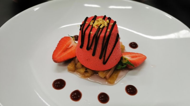 Nahaufnahme eines edel angerichteten Desserts mit Erdbeeren