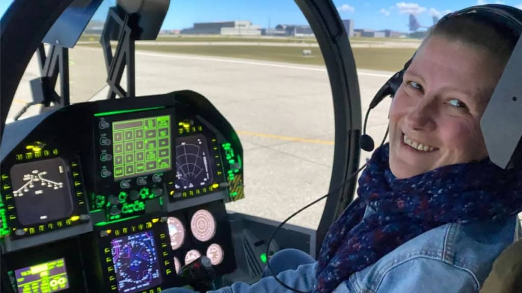 Flugsimulator F18 Kampfjet-Frau vor dem Abflug