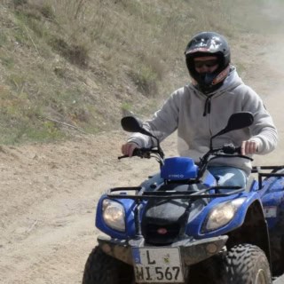 Ein Mann fährt auf einem blauen Quad. Quad Tour in Leipzig.