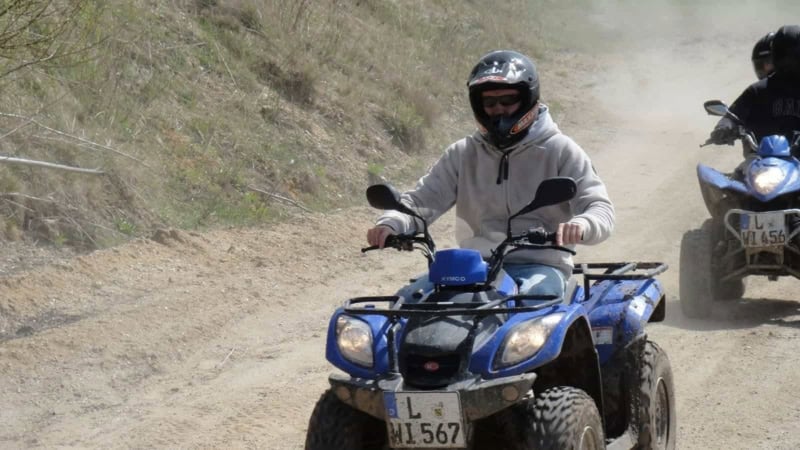 Ein Mann fährt auf einem blauen Quad. Quad Tour in Leipzig.