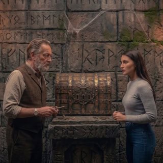 Ein Mann und eine Frau versuchen im Labyrinthehaus eine Schatztruhe zu öffnen.