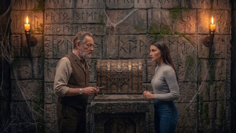Ein Mann und eine Frau versuchen im Labyrinthehaus eine Schatztruhe zu öffnen.