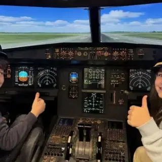 Zwei Kinder freuen sich auf einen Flug im Flugsimulator für Kinder in Frankfurt am Main.