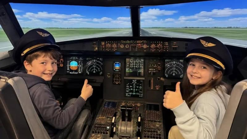 Zwei Kinder freuen sich auf einen Flug im Flugsimulator für Kinder in Frankfurt am Main.