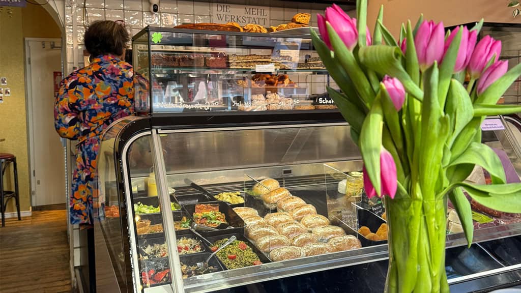 Genusstour durch Köln Laden mit Essen Feinkostladen mit Speisenauslage und Blumen bei der Genusstour durch Köln