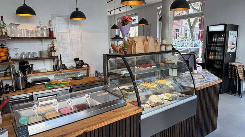 Café mit Eis- und Kuchentheke bei einer Station der Genusstour durch Köln