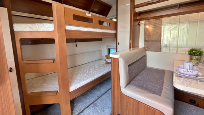 Praktisches Doppelstockbett im Glamping Wohnwagen auf der Alpakaweide bei Chemnitz.