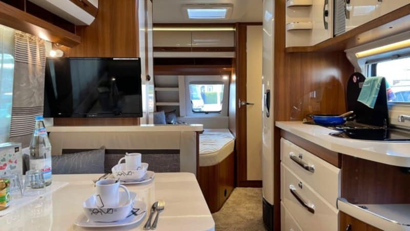 Vollausgestattete Küchenzeile im Wohnwagen beim Glamping auf der Alpakaweide.