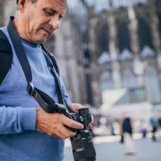 Fotokurs in Köln. Ein Mann begutachtet seine geschossenen Bilder.