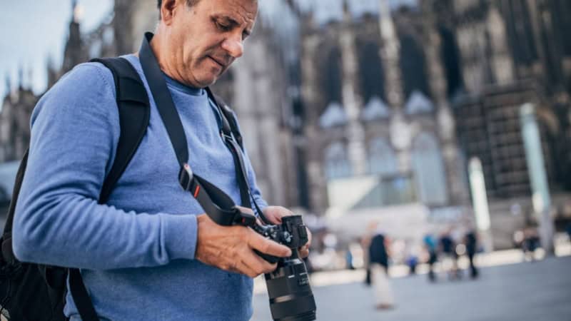 Fotokurs in Köln. Ein Mann begutachtet seine geschossenen Bilder.