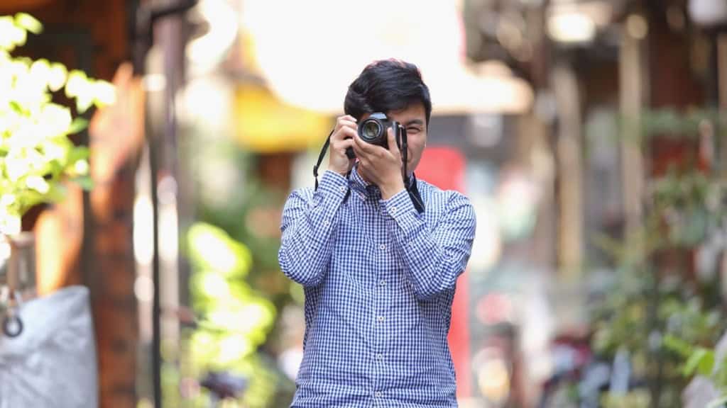 Fotokurs-Mann fotografiert Ein Mann fotografiert bei einem Fotokurs.