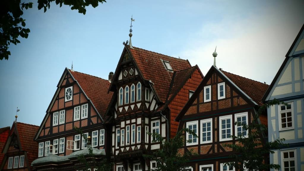 Fotokurs Tagesworkshop in Celle - Fachwerkhäuser Traditionelle Fachwerkhäuser mit roten Ziegeldächern und weißen Fenstern - Fotokurs Tagesworkshop in Celle.