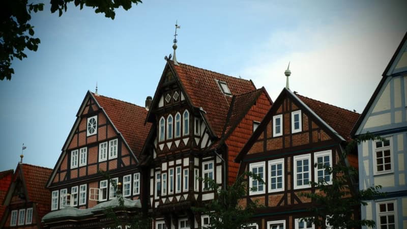 Fotokurs Tagesworkshop in Celle - Fachwerkhäuser Traditionelle Fachwerkhäuser mit roten Ziegeldächern und weißen Fenstern - Fotokurs Tagesworkshop in Celle.