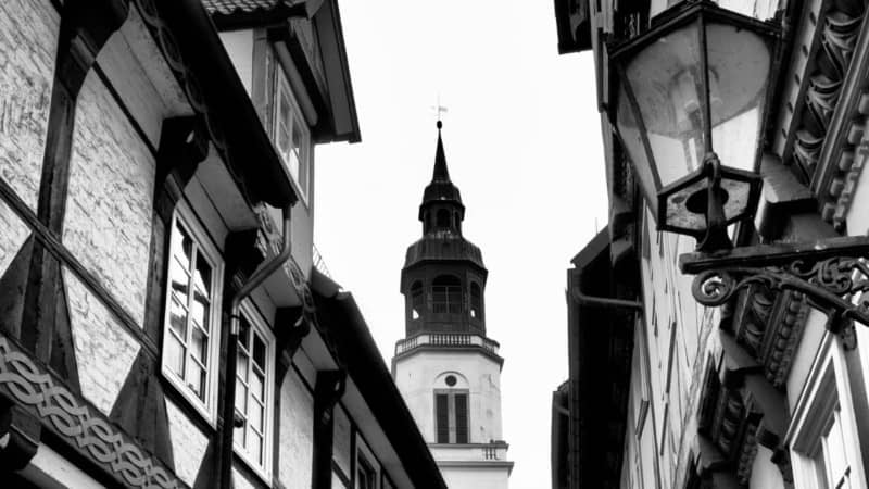 Fotokurs in Celle - schwarz-weiß Bild Schwarz-Weiß-Foto in Celle mit Turm und engen Gassen - Fotokurs Tagesworkshop.