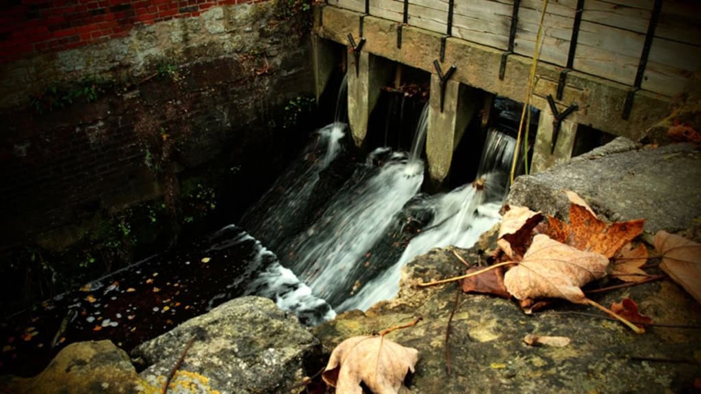 Fotokurs in Lüdinghausen-Wasserfall Fotokurs in Lüdinghausen – kleiner Wasserfall an historischem Mühlenwehr mit herbstlichem Laub.